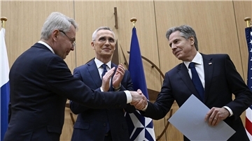 Nato-Generalsekretär Jens Stoltenberg, Finnlands Außenminister Pekka Haavisto und US-Außenminister Antony Blinken beim Überreichen der Beitrittsurkunde an Finnland.