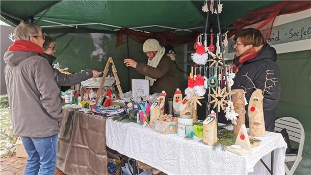 Ein Stand mit Weihnachtsdekoration. 