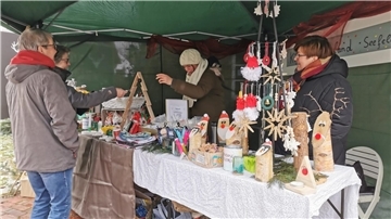 Ein Stand mit Weihnachtsdekoration. 