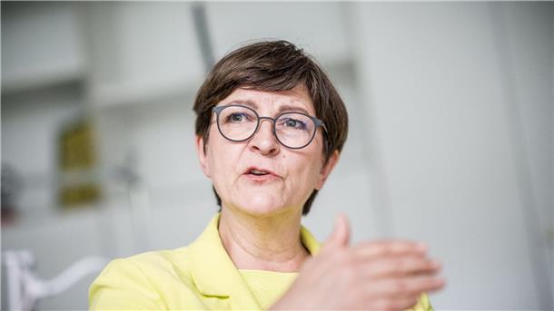 Esken will Aufsichtsbehörde für Künstliche Intelligenz „Natürlich liegen auch Gefahren darin, wie in allen Technologien“, sagt SPD-Chefin Saskia Esken über Künstliche Intelligenz.