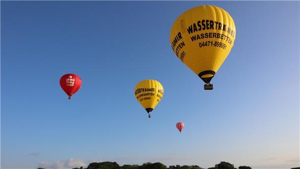 Vier Heißluftballone am Himmel