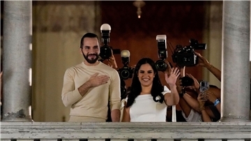 Nayib Bukele und seine Frau Gabriela Rodriguez lassen sich auf dem Balkon des Präsidentenpalastes feiern.