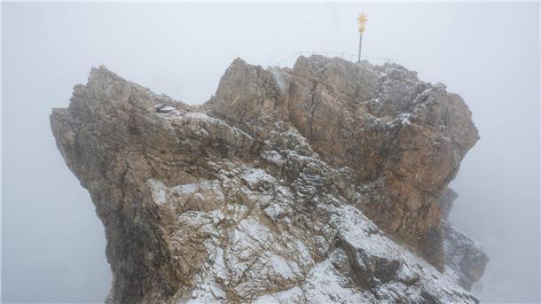 Mit Sneakern und Jogginghose - Zwei Bergsteiger gerettet Nebelwolken und Schneetreiben im Juli 2023 auf der Zugspitze (2962 Meter).