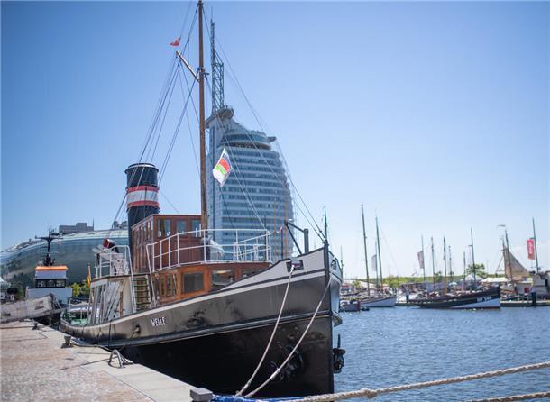 Neben dem dem Sail City Hotel und dem Shopping-Center „Mein Outlet“, können Sie am Hafen in Bremerhaven auch Schiffe bewundern.