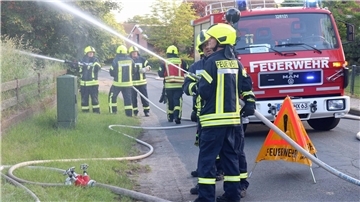 Neben dem Löschangriff mit Wasser bot das leerstehende Haus in Uthlede auch Übungsmöglichkeiten für einen Atemschutzeinsatz und eine Personenrettung.