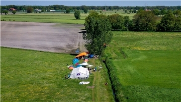 Neben den Zelten fließt der Bach Otterbäke; genau hier soll einmal die Küstenautobahn A20 verlaufen (Luftaufnahme mit einer Drohne). Mit einem Protestcamp im Kreis Ammerland wollen Autobahngegner Widerstand gegen einen Ausbau der A20 mobilisieren. Das Zeltlager auf der Wiese eines selbst vom möglichen Trassenbau betroffenen Landwirts steht seit Mitte Mai.