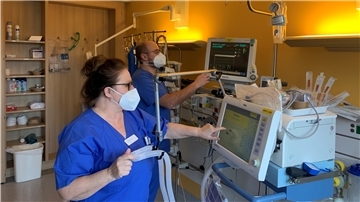 Neben der Arbeit, die auf der Corona-Intensivstation anfällt, müssen die Intensiv-Pflegekräfte auch Patienten betreuen, die nicht an Corona erkrankt sind. „Wer bei uns arbeitet, muss von allen medizinischen Bereichen Ahnung haben“, sagt Petra Schneider, Leiterin der Intensivstation in der Helios-Klinik Cuxhaven. Foto: Katharina Recht