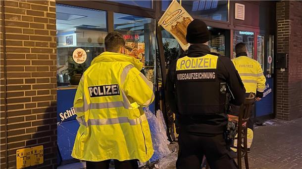 Polizeibeamte und Mitarbeiter der EWE am Unfallort.