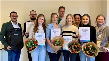 Neben der Urkunde gab es für die Absolventinnen und den Absolventen noch einen Blumenstrauß sowie einen Überraschungsrucksack. Dazu folgten Gratulationen der Vertreter des Bildungszentrums, der Klinikleitung sowie der Pflegebereichsleitungen.