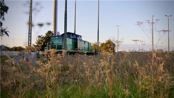 Neben einer Ruine und dem Hafenbecken, gibt es hier auch Bahngleise als Foto-Motiv.