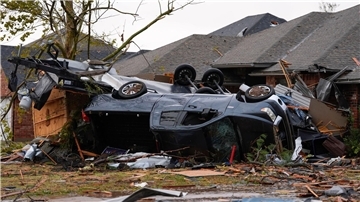 Neben Gebäuden wurden durch die Tornados auch Fahrzeuge und Bäume in Mitleidenschaft gezogen. 