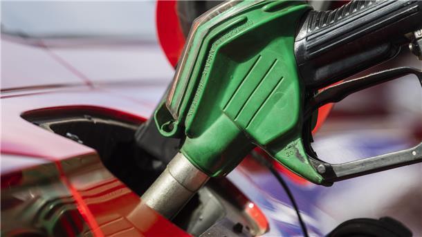 Ein rotes Auto wird betankt