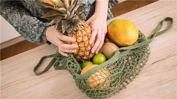 Neben körperlicher Aktivität ist auch eine ausgewogene Ernährung wichtig, wenn man sein Gewicht reduzieren möchte.