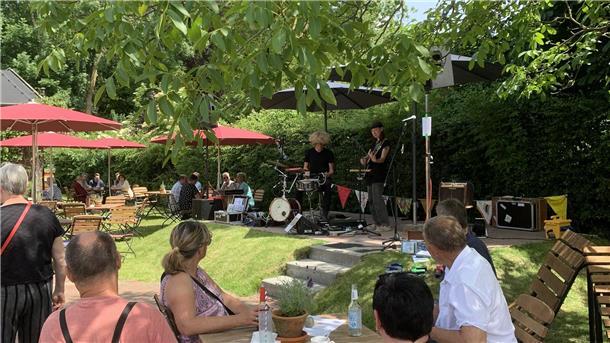 Neben Leckereien, Kunsthandwerk und Informationen steht musikalische Unterhaltung unter anderem mit der Tüdelband im Mittelpunkt des „Grünen Marktes“.