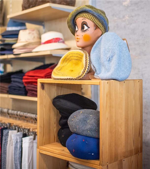 Neben Oberbekleidung und Mode-Accessoires werden vor allem Hüte und Mützen verkauft.
