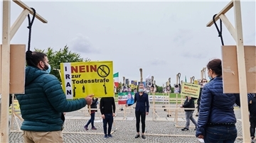 „Nein zur Todesstrafe“: Demonstranten hängen symbolisch an einem Galgen vor dem Reichstag in Berlin (Archivbild).