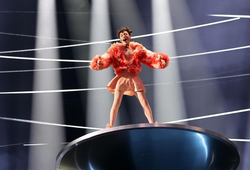 Schweiz gewinnt Chaos-ESC - Deutschland Zwölfter Nemo trat auf einer großen Drehscheibe auf, die vor- und zurückwippte und sich drehte.