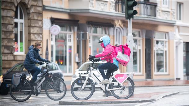Neu auf Bremerhavens Straßen: Fahrer des Lieferdienstes Flink. Sie nenen sich Rider, und ihr Hub (Lager) ist in der oberen Hafenstraße neben Penny.