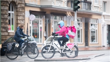 Neu auf Bremerhavens Straßen: Fahrer des Lieferdienstes Flink. Sie nenen sich Rider, und ihr Hub (Lager) ist in der oberen Hafenstraße neben Penny.