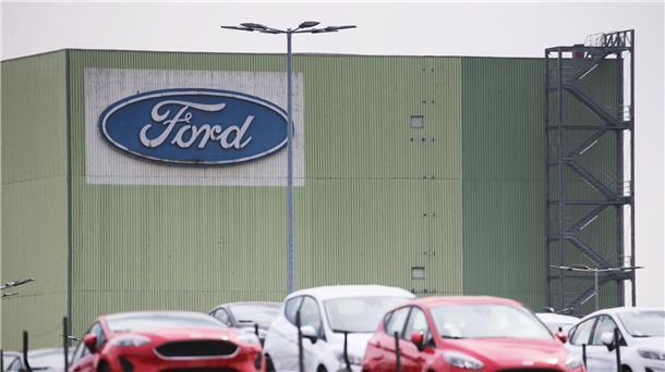 IG Metall: Ford will in Köln bis zu 3200 Stellen abbauen Neu gebaute Autos stehen auf Lastwagen vor dem Ford Werk in Köln. Der Autobauer Ford will an seinem Kölner Standort nach Angaben des Betriebsrats im großen Stil Jobs abbauen.