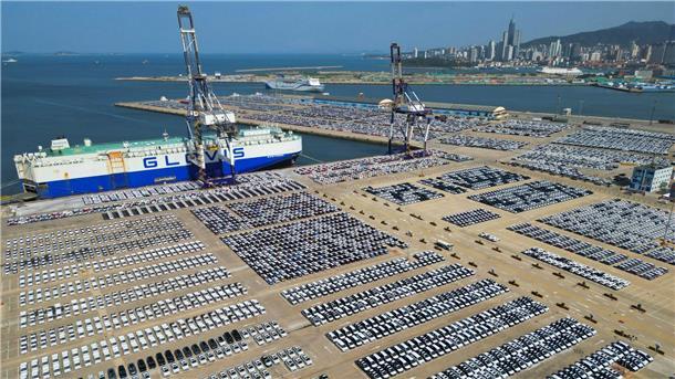 Chinas Außenhandel zeigt Zeichen der Stabilisierung Neue Fahrzeuge für den Export stehen verladebereit an einer Hafenanlage in Yantai in der ostchinesischen Provinz Shandong.
