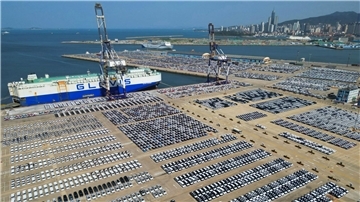 Neue Fahrzeuge für den Export stehen verladebereit an einer Hafenanlage in Yantai in der ostchinesischen Provinz Shandong.