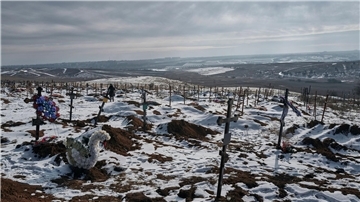 Neue Gräber und Kreuze auf einem Friedhof der zunehmend von russischen Truppen eingekreisten Stadt Bachmut.
