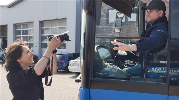„Job mit Aussicht“: Diese Kampagne bringt viele neue Busfahrer Eine Frau fotografiert einen Busfahrer.