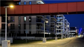 Blick auf Beleuchtung entlang einer Hafenkante.