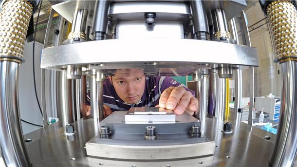 Teuer und mit seltsamem Namen: Bremerhavens neue innovative Laborküche Mann an einem Gerät