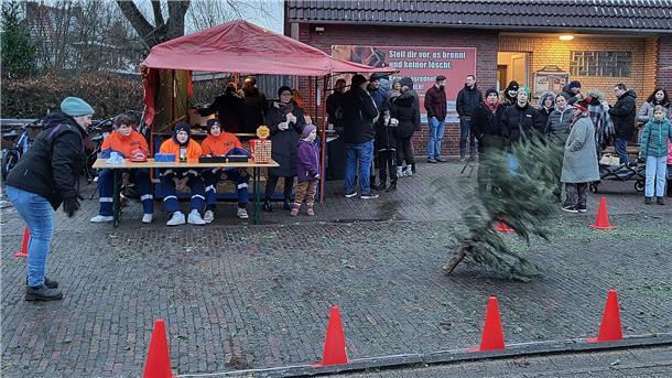 Eine Frau beim Tannenbaumweitwurf in Burhave.