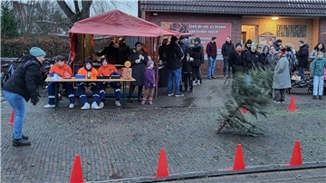 Eine Frau beim Tannenbaumweitwurf in Burhave.