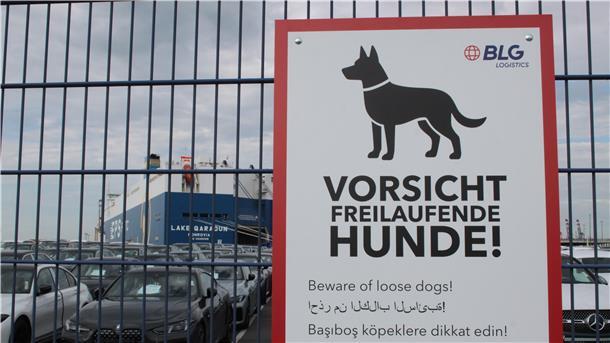 Neue Schilder im Überseehafen Bremerhaven werfen Fragen auf.
