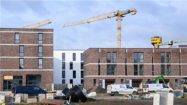 Neue Wohnungen werden vielerorts benötigt, doch der Neubau in Niedersachsen stockt. (Archivbild)