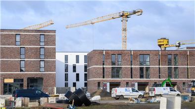 Neue Wohnungen werden vielerorts benötigt, doch der Neubau in Niedersachsen stockt. (Archivbild)