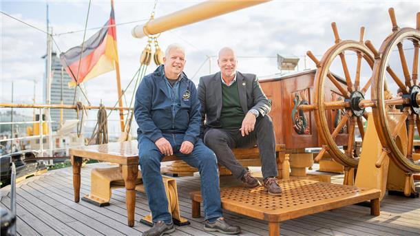 Kurswechsel bei „Schulschiff Deutschland“: Trennung vom Hauptamtlichen Neuer Mann an Bord: Fördervereinsvorsitzender Michael Hödt und sein neuer kommissarischer Stellvertreter Carsten J. Haake an Deck der „Schulschiff Deutschland“.