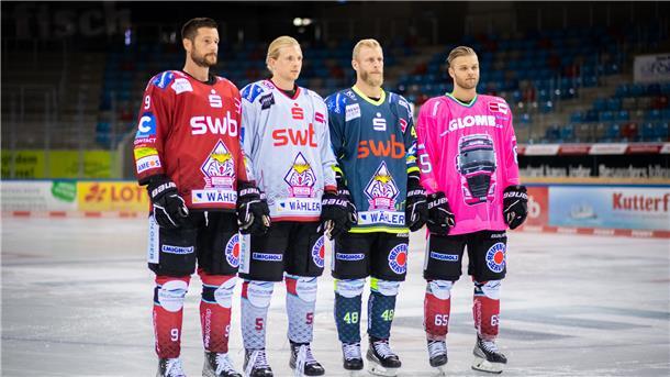 Neuer Saison, neuer Style: Jan Urbas (v. l.), Moritz Wirth, Nicholas Jensen und Christian Wjese in den neuen Heim- (v. l.), Auswärts-, Ausweich und Aufwärmtrikots der Fischtown Pinguins.