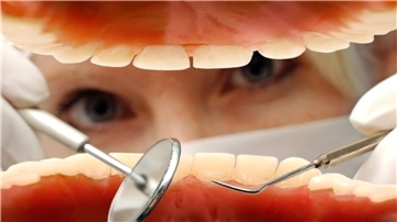 Neuerung beim zahnärztlichen Notdienst: Die diensthabenden Dentisten bekommen die Kosten bei vielen Zahnproblemen, die bisher als Notfälle galten, nicht mehr von den Krankenkassen bezahlt.