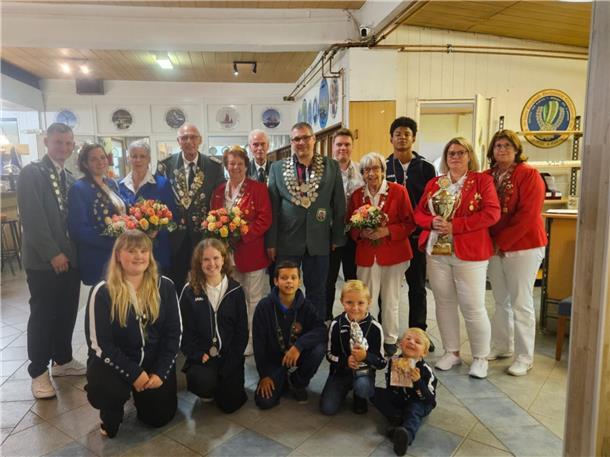 Hilde Cordes in Geestemünde Vize-Königin mit 93 Jahren Große Schützenfamilie mit Blumensträußen und Schützenketten an Uniformjacken