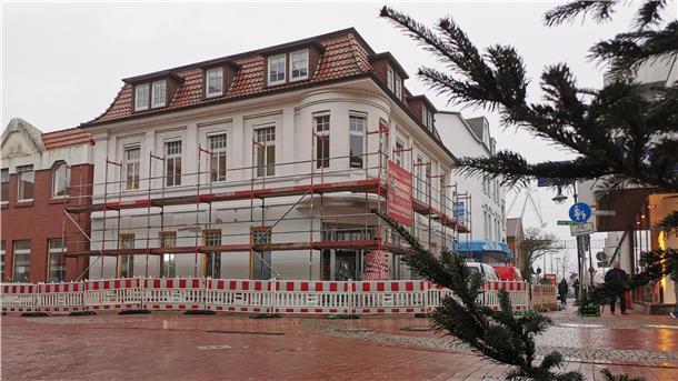 Das Foto zeigt das frühere Commerzbank-Gebäude in der Nordenhamer Fußgängerzone. Die Oldenburgische Landesbank eröffnet hier ihre neue Filiale.