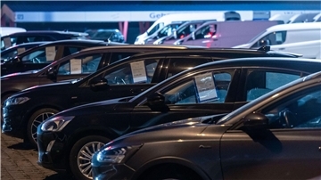 Neues Pkw-Label: Farblich gekennzeichnete CO2-Klassen sollen ab dem 1. Mai auf einen Blick zeigen, wie viele CO2-Emissionen ein Fahrzeug im Vergleich zu alternativen Modellen ausstößt.