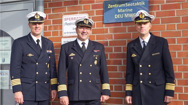 Neues Seetaktik-Zentrum in Betrieb (von links): Konteradmiral Christoph Müller-Meinhard, Kapitän zur See Thomas Hacken und Kapitän zur See Jens Grimm.