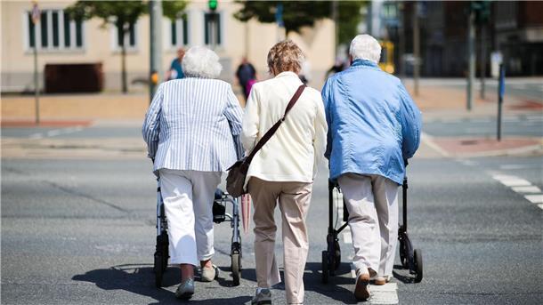 Neuesten Rechnungen zufolge kommen bis zum Jahr 2060 auf 100 Menschen im Erwerbsalter 45 im Rentenalter.