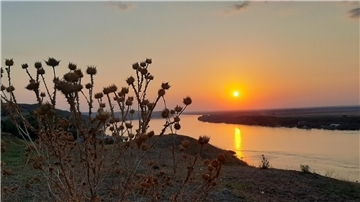 Fluss und Sonnenuntergang