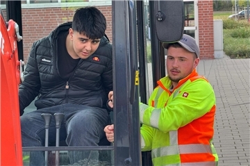 Neuntklässler Reber durfte sich unter Anleitung an einem Minibagger der Firma Kriete & Partner ausprobieren.