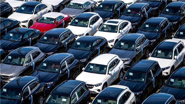 Autotransport künftig mit der Fähre? BLG will die Straßen entlasten Neuwagen am Autoterminal in Bremerhaven. BLG Logistics will für den Transport zum Luneort künftig eine Weserfähre einsetzen. Die Generalprobe ist am Dienstag.