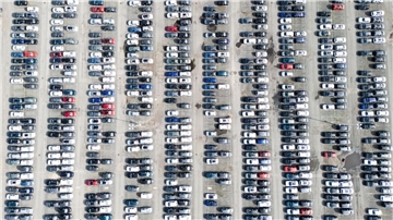 Neuwagen bei Volkswagen: Die Produktion in der Autobranche legte im Juni spürbar zu. (Archivbild)