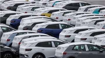 Neuwagen des Typs ID3 und ID4 stehen auf einem Parkplatz im Zwickauer Volkswagen-Werk.