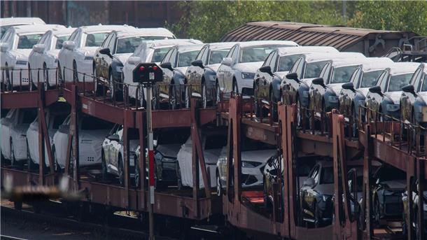 Neuwagen stehen auf einem Güterzug am Güterbahnhof in Seelze in der Region Hannover. Die Stimmung in der deutschen Autoindustrie hat sich im November weiter verschlechtert.