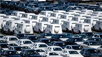 Neuwagen stehen dicht an dicht auf dem Gelände vom BLG Autoterminal Bremerhaven.